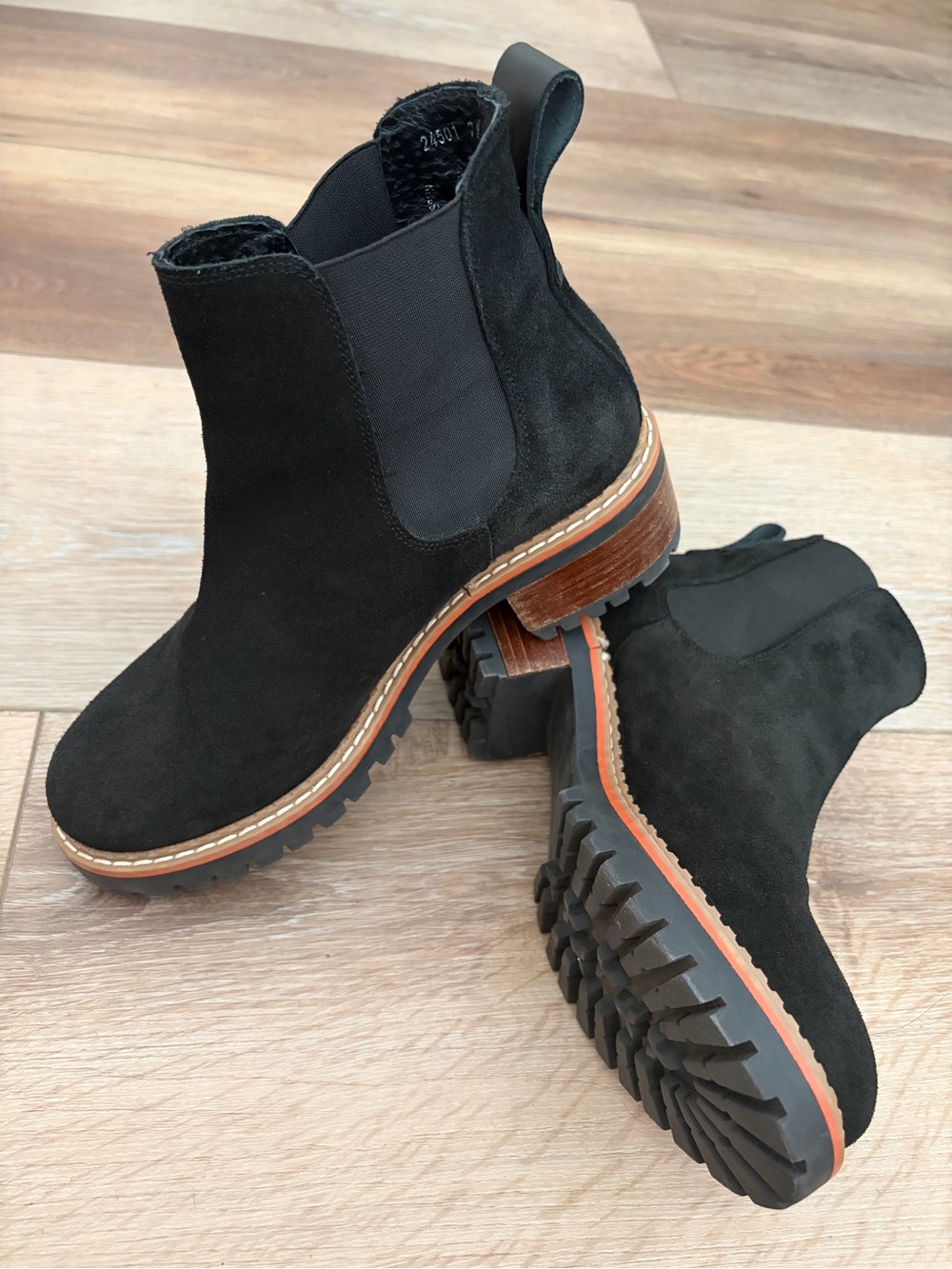 Bertuchi 24501 Black Suede Chelsea Lug Sole Boots Made in Spain 7.5